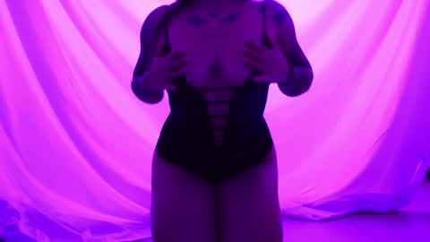Snapshot of ashleyvalirya chatting on January 30, 4:27 am Ashley Lauren online show from January 30, 4:27 am