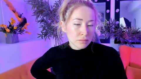 Snapshot of astramonroe chatting on September 25, 1:37 am astramonroe online show from September 25, 1:37 am