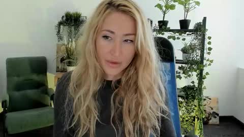 astramonroe online show from March 19, 7:02 am