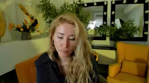 Snapshot of astramonroe chatting on September 29, 9:47 am astramonroe online show from September 29, 9:47 am