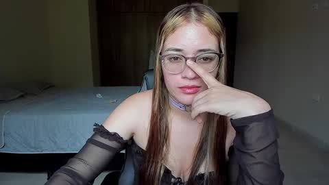 Snapshot of atenas__05 chatting on February 21, 7:32 pm atenas online show from February 21, 7:32 pm