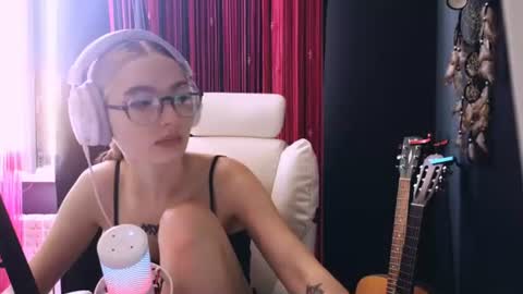 Avriel online show from June 11, 3:03 am