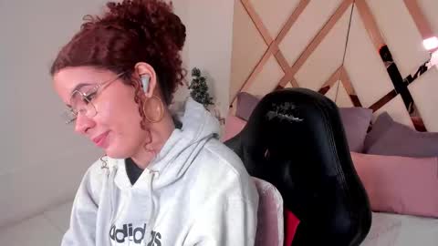 Avril  online show from December 22, 11:57 am