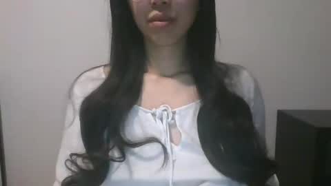 Snapshot of axuepetitt chatting on December 18, 10:24 pm axue online show from December 18, 10:24 pm
