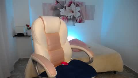 aylin_ross_ online show from April 14, 4:34 am