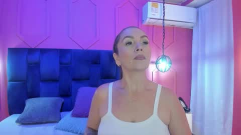Snapshot of beauty_milf4 chatting on October 7, 11:36 am Chantall online show from October 7, 11:36 am