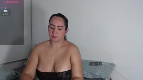 hadid online show from February 8, 3:54 am