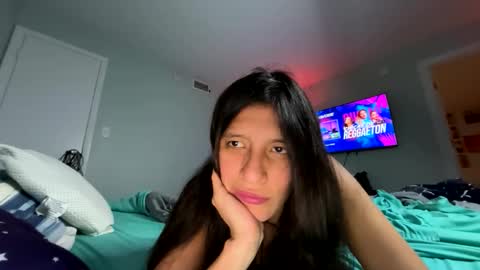 bella814593 online show from December 3, 10:45 pm