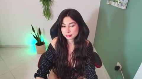 Snapshot of bella_99x chatting on December 10, 11:43 am Bel 3 online show from December 10, 11:43 am