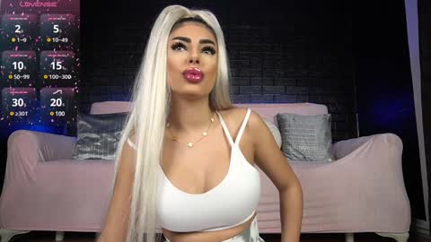 Snapshot of bella_blonda chatting on February 6, 4:14 pm Emma Bella online show from February 6, 4:14 pm