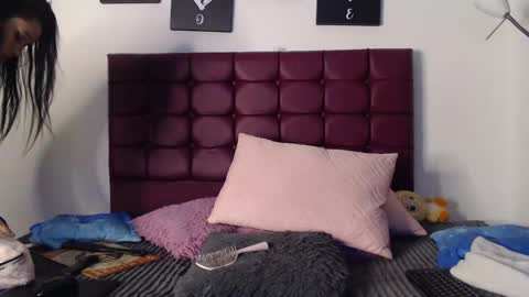 Snapshot of bella_lr chatting on February 27, 3:25 am Valentina online show from February 27, 3:25 am