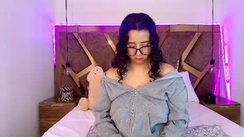 Bella Swwan  online show from June 16, 1:12 pm