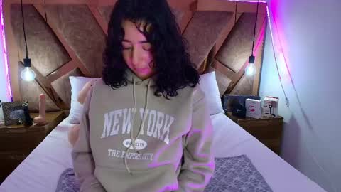 Bella Swwan  online show from April 29, 2:20 pm