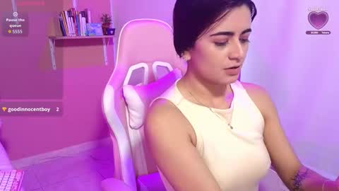 Snapshot of bella_thixx chatting on September 18, 3:49 am bella_thixx online show from September 18, 3:49 am