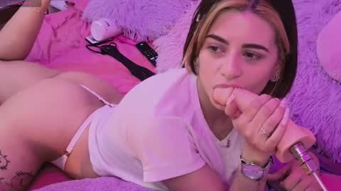 bella_thixx online show from April 15, 3:07 am