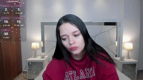 Snapshot of bellaa_hadid_ chatting on December 24, 11:28 am Bella Hadid online show from December 24, 11:28 am