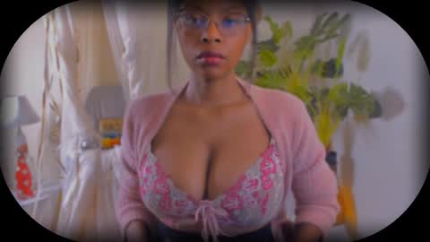 Snapshot of bellablakes18 chatting on September 27, 9:33 pm Bellah Blakes-Sarah Scrumptious Lee online show from September 27, 9:33 pm