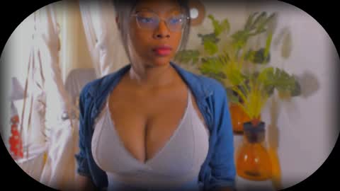 Snapshot of bellablakes18 chatting on September 23, 1:09 pm Bellah Blakes-Sarah Scrumptious Lee online show from September 23, 1:09 pm