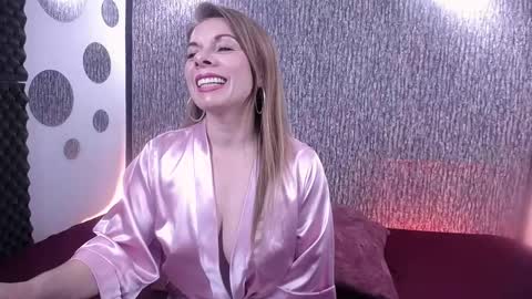 Snapshot of betsy_anub chatting on December 22, 3:00 am LINDA online show from December 22, 3:00 am