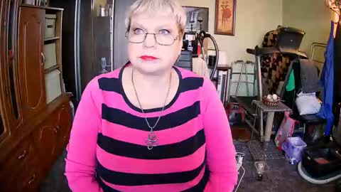 BeverlyQCynia online show from October 23, 1:39 pm