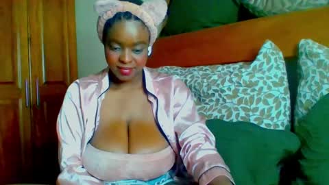 Snapshot of bianca_ebony chatting on February 6, 6:35 pm bianca ebony online show from February 6, 6:35 pm