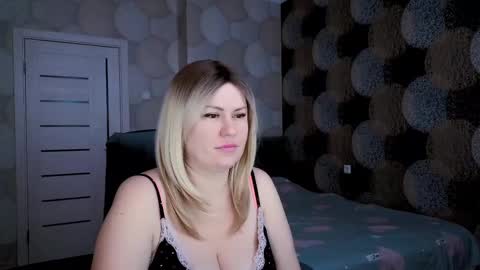 Snapshot of blackeyes11 chatting on February 25, 11:37 pm blackeyes11 online show from February 25, 11:37 pm