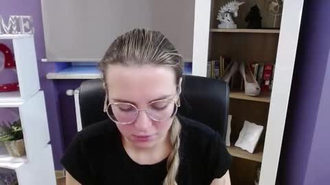 Z O E Y online show from November 13, 6:23 am