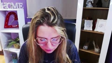 Z O E Y online show from December 18, 6:51 am