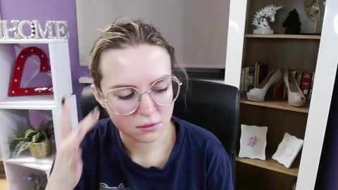 Z O E Y online show from December 3, 6:16 am