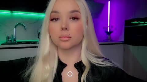Snapshot of blond_diamond chatting on March 4, 9:18 am Lana online show from March 4, 9:18 am