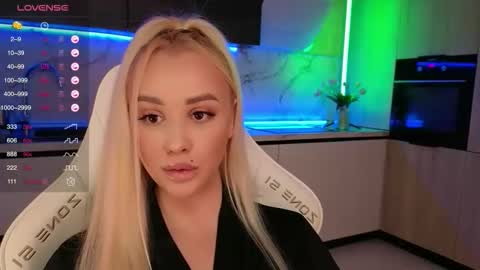 Snapshot of blond_diamond chatting on October 20, 9:23 am Lana online show from October 20, 9:23 am