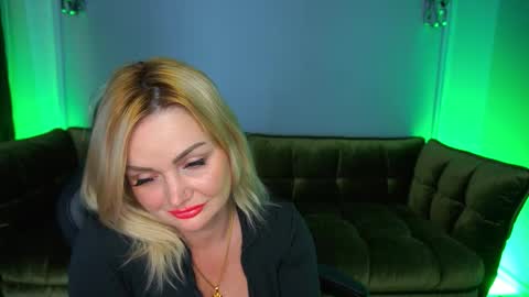 Snapshot of blondeviva chatting on October 10, 7:35 am Blonde online show from October 10, 7:35 am