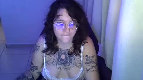 Snapshot of blue_liz chatting on October 9, 6:01 pm blue_liz online show from October 9, 6:01 pm