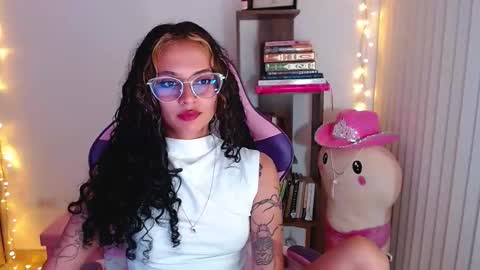 Snapshot of bluee_v chatting on September 29, 1:22 am Im Abril .. Nice to meet you thumb up me please its important INDEPENDENT MODEL online show from September 29, 1:22 am
