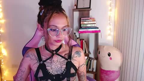 Snapshot of bluee_v chatting on September 27, 1:02 am Im Abril .. Nice to meet you thumb up me please its important INDEPENDENT MODEL online show from September 27, 1:02 am