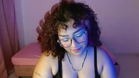 Snapshot of blueevelvet chatting on September 24, 9:36 pm Bluee online show from September 24, 9:36 pm