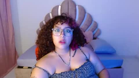 Snapshot of blueevelvet chatting on October 5, 2:27 am Bluee online show from October 5, 2:27 am