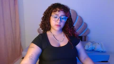 Snapshot of blueevelvet chatting on October 7, 3:22 am Bluee online show from October 7, 3:22 am