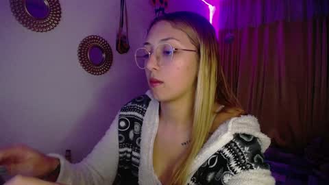 Snapshot of bonny_clyde_xx_ chatting on December 12, 5:42 am Soffy Brooks Independent model online show from December 12, 5:42 am