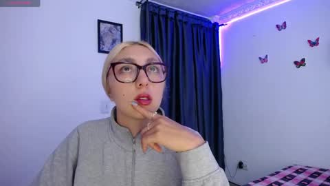 Soffy Brooks Independent model online show from April 28, 4:38 am
