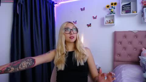 Soffy Brooks Independent model online show from May 12, 4:43 am