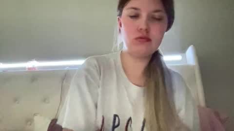 breezybabyy00 online show from December 16, 3:18 pm