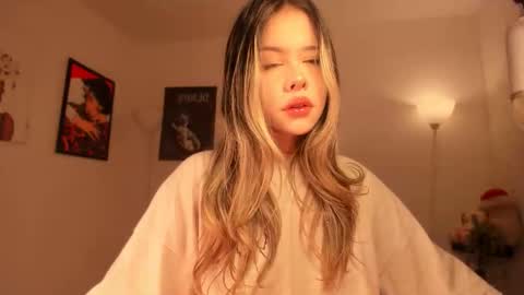 Nat  Independent model  Please help me to reach 200 thumbs up online show from December 19, 4:59 am