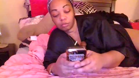 Snapshot of brownroundrenee chatting on February 28, 9:44 pm brownroundrenee online show from February 28, 9:44 pm