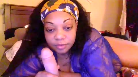 Snapshot of brownroundrenee chatting on March 11, 8:53 pm brownroundrenee online show from March 11, 8:53 pm