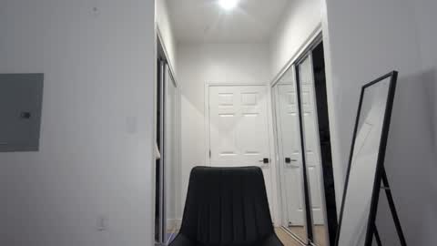 Queen Lola XXX online show from June 2, 7:42 am