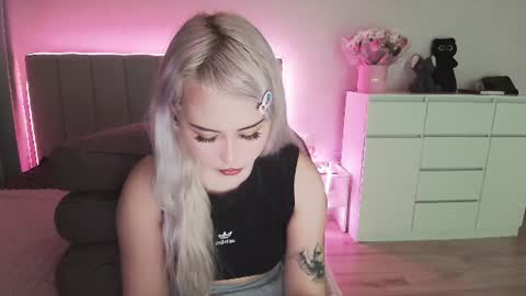 bubblebunny_ online show from June 11, 2:25 pm