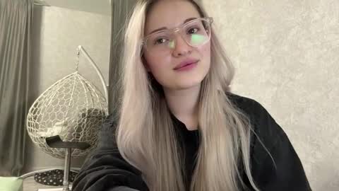 candelariahile online show from February 18, 3:55 pm