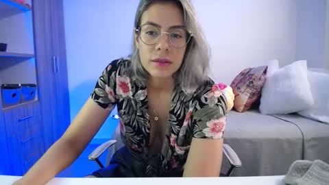 Candy Dowson online show from April 5, 3:44 pm