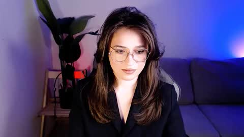 Mary online show from December 4, 4:30 pm